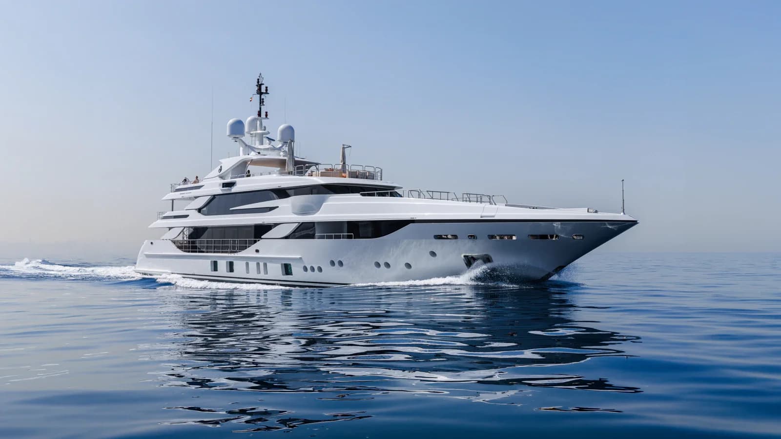 Benetti Bombay — photo 1